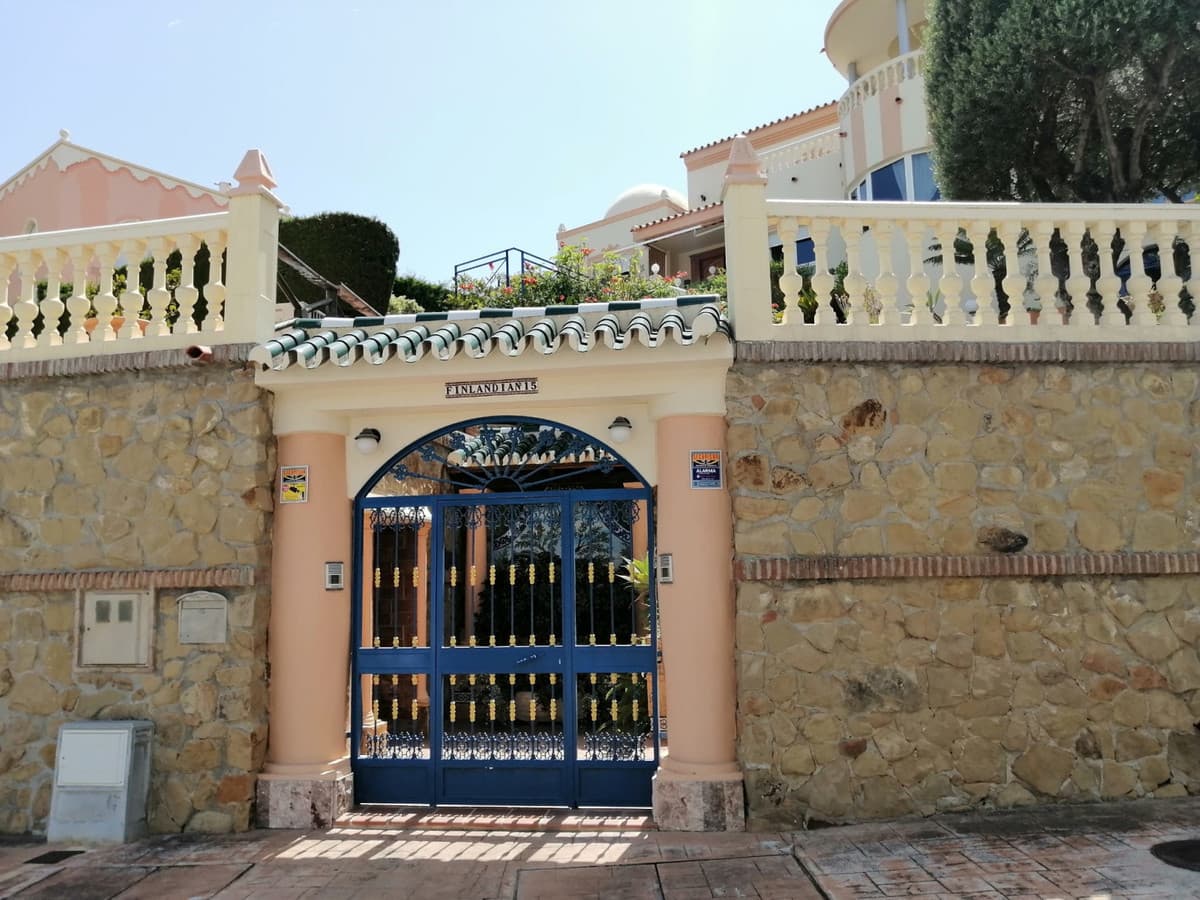 Fantastic luxury villa located in BENALMADENA (TORREQUEBRADA), in one of the most exclusive enclaves in the area, with g