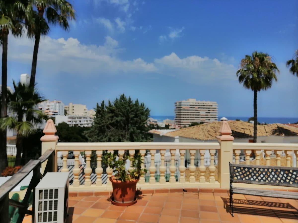 Fantastic luxury villa located in BENALMADENA (TORREQUEBRADA), in one of the most exclusive enclaves in the area, with g