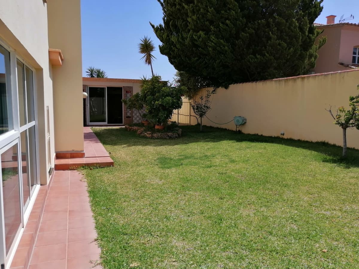 Fantastic luxury villa located in BENALMADENA (TORREQUEBRADA), in one of the most exclusive enclaves in the area, with g