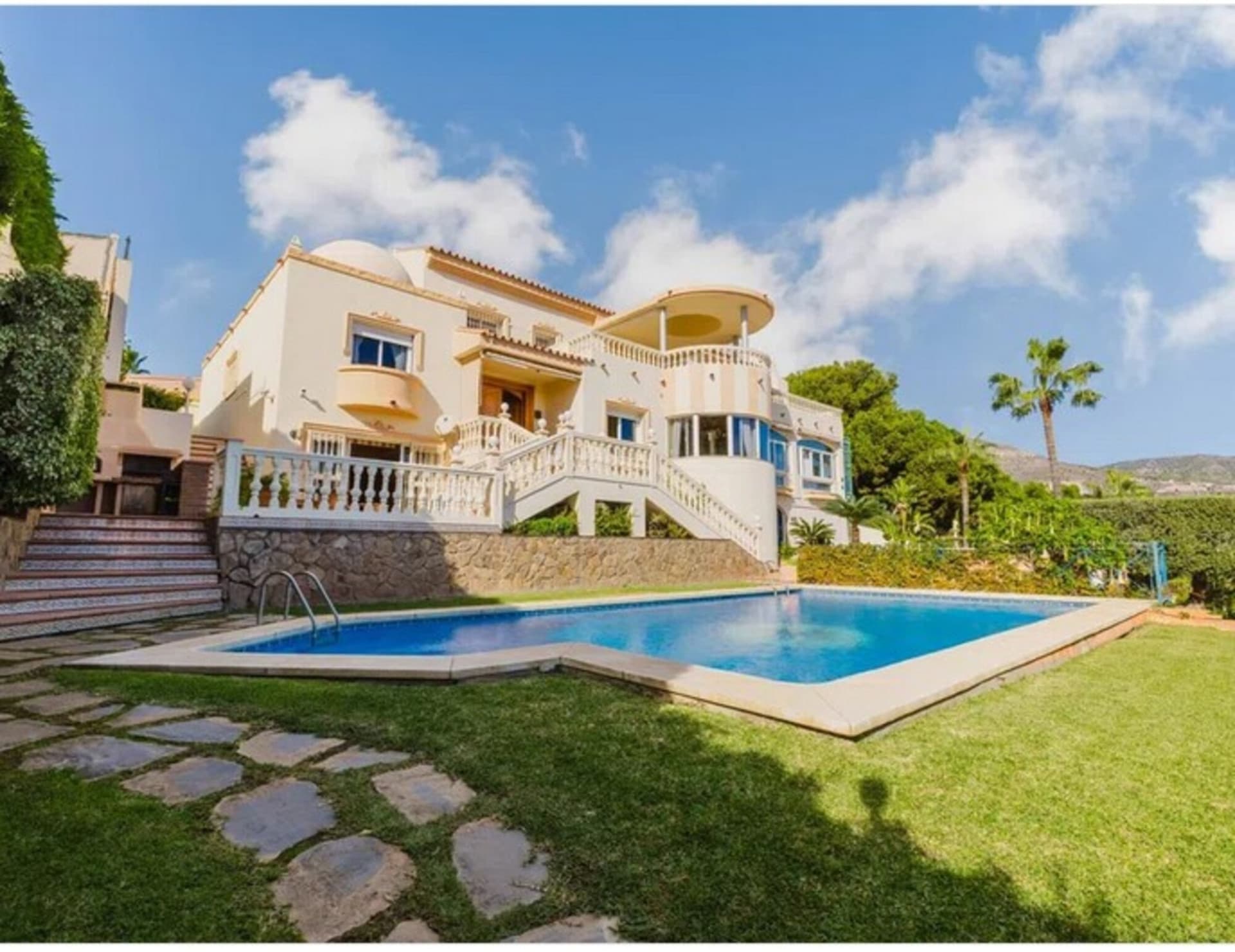 Fantastic luxury villa located in BENALMADENA (TORREQUEBRADA), in one of the most exclusive enclaves in the area, with g