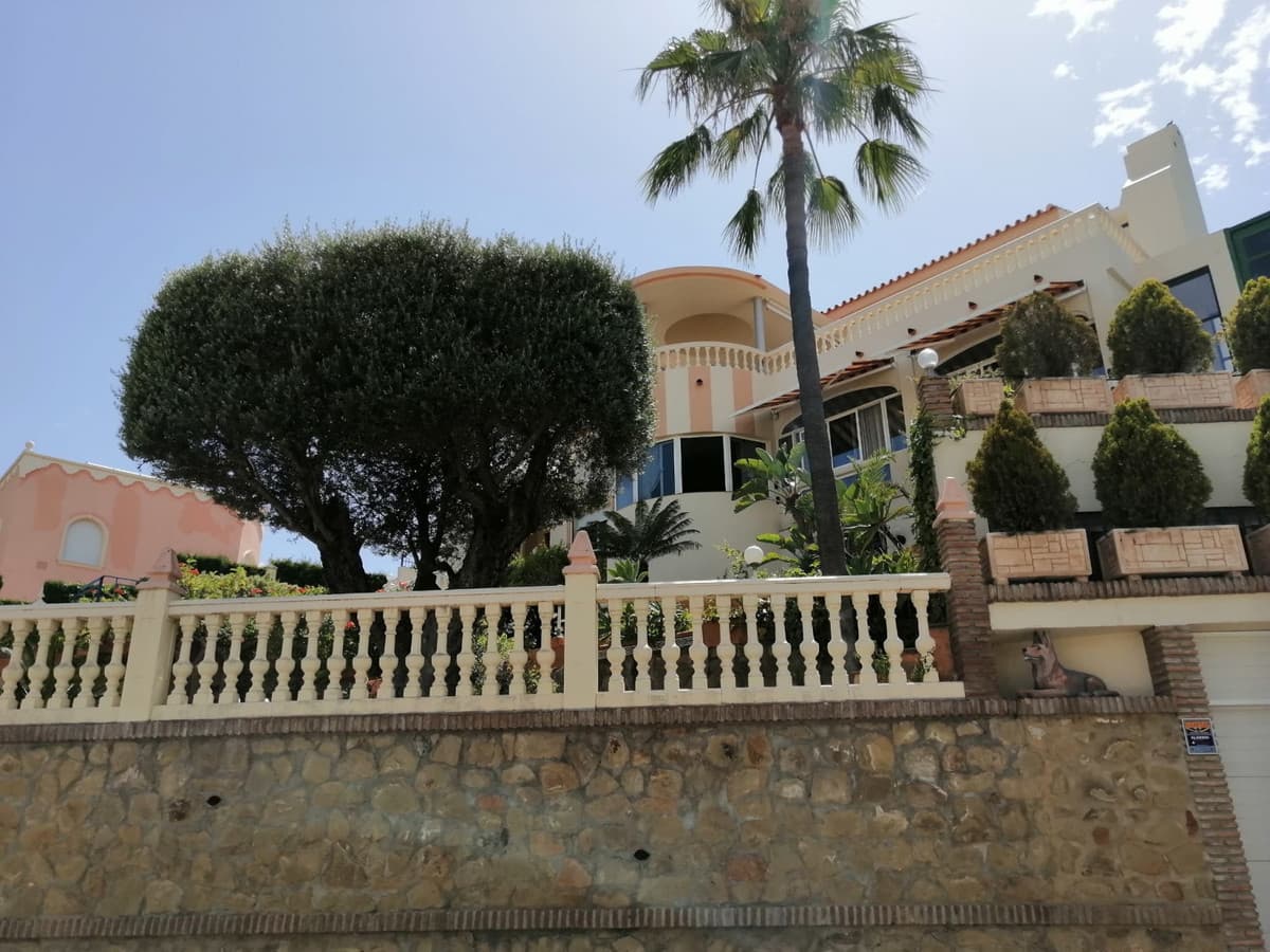 Fantastic luxury villa located in BENALMADENA (TORREQUEBRADA), in one of the most exclusive enclaves in the area, with g