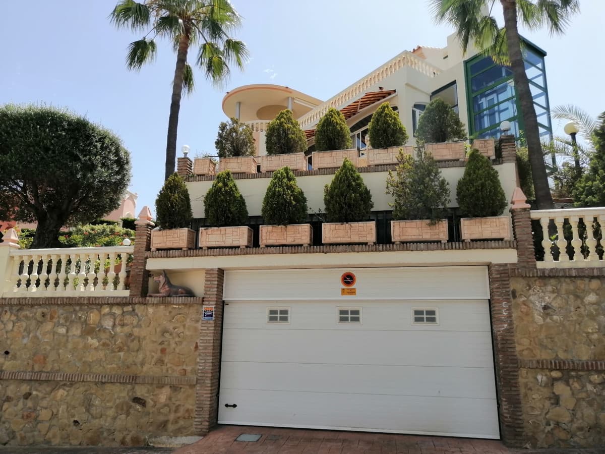 Fantastic luxury villa located in BENALMADENA (TORREQUEBRADA), in one of the most exclusive enclaves in the area, with g
