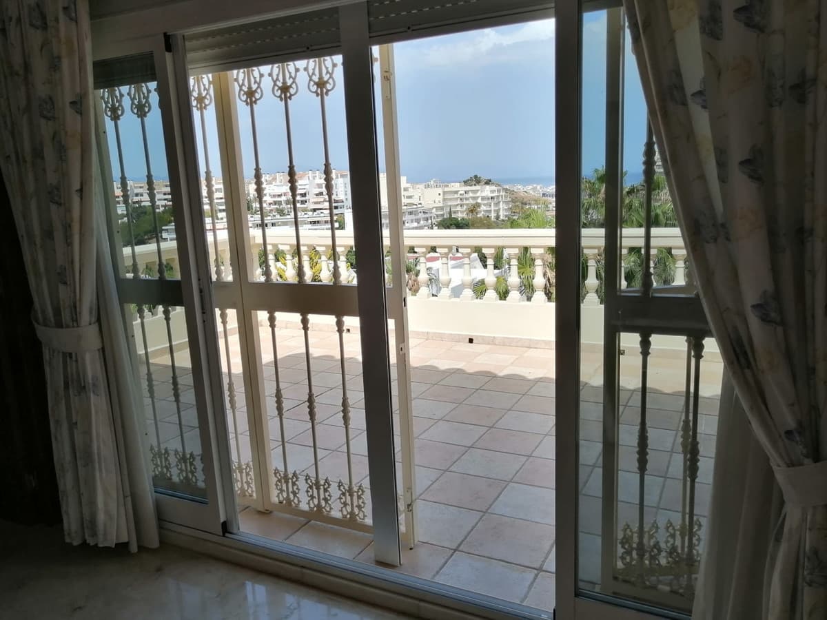 Fantastic luxury villa located in BENALMADENA (TORREQUEBRADA), in one of the most exclusive enclaves in the area, with g