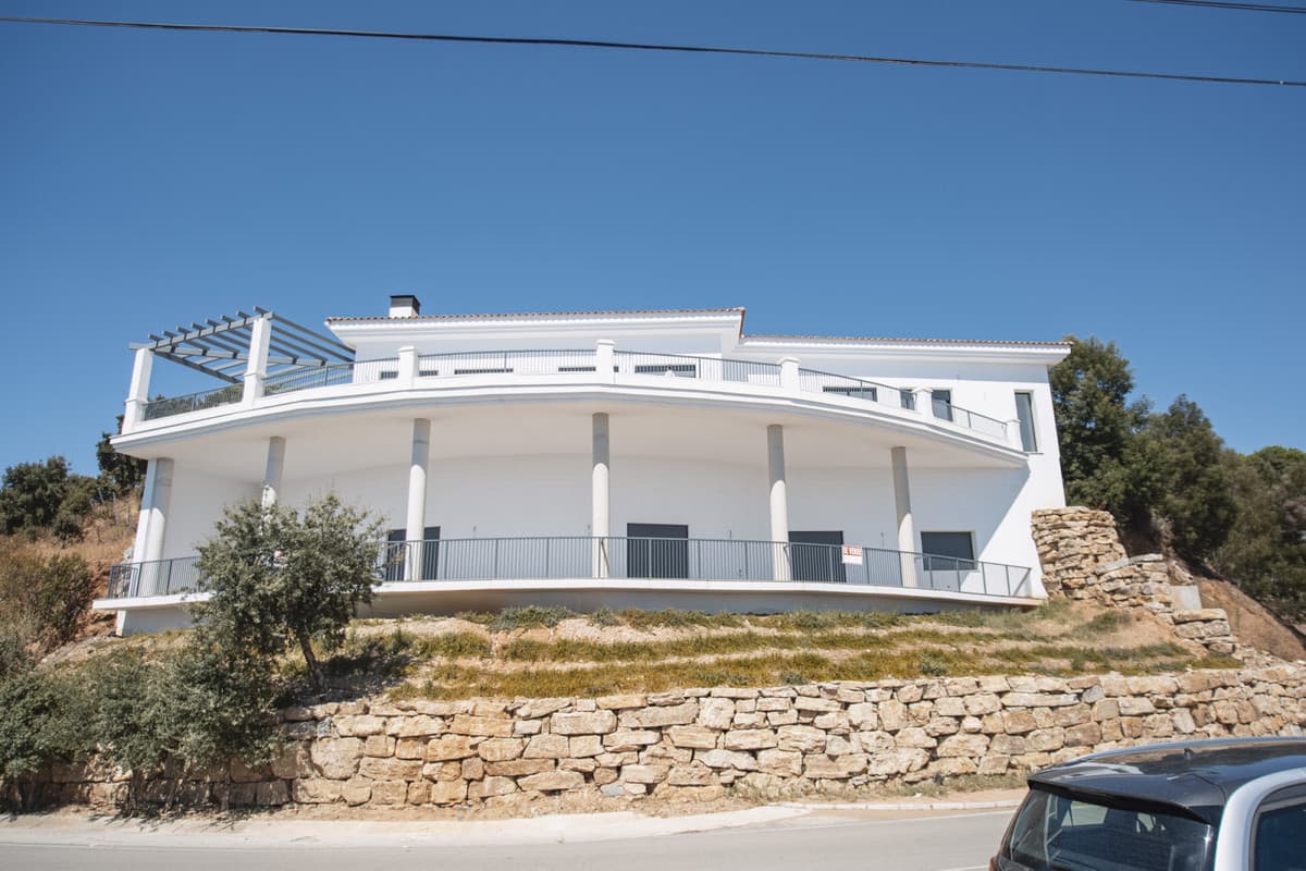 NEW BUILDING, GREAT INVESTMENT OPPORTUNITY Social Club authorized for sports and hotel use, spectacular location very cl