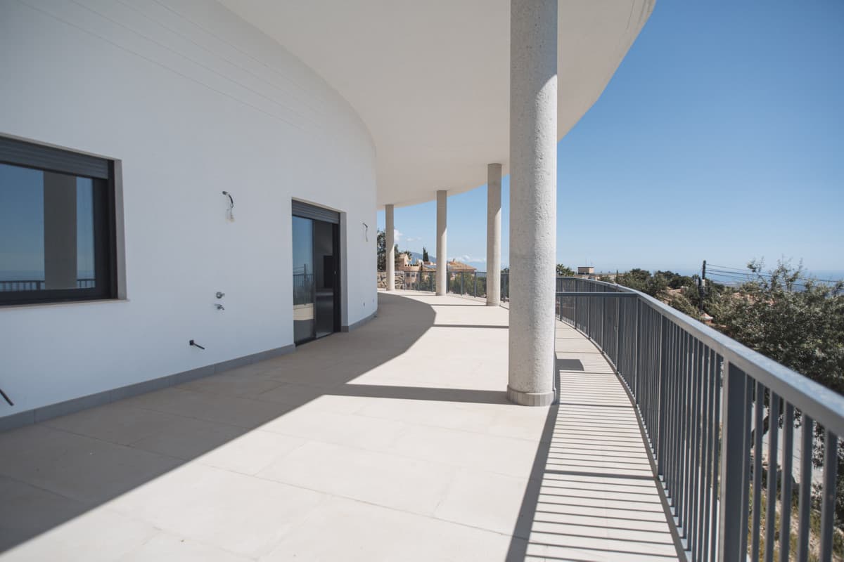 NEW BUILDING, GREAT INVESTMENT OPPORTUNITY Social Club authorized for sports and hotel use, spectacular location very cl