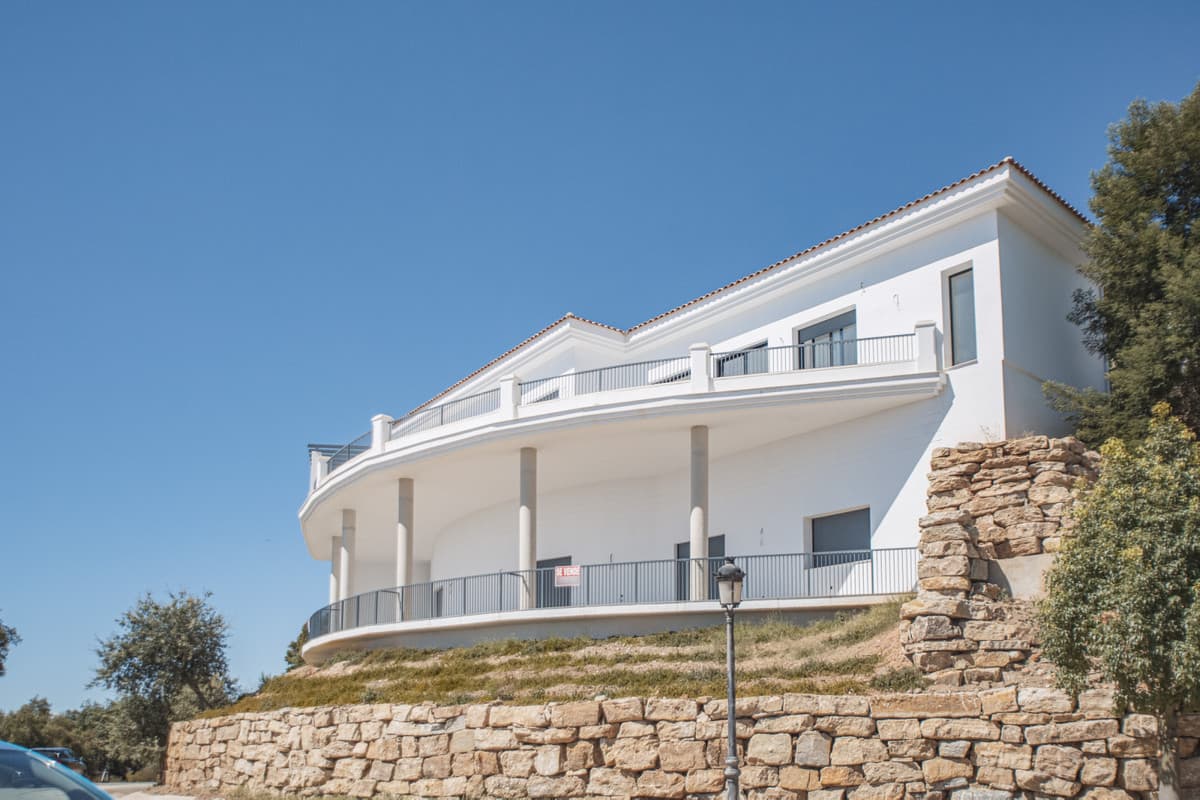 NEW BUILDING, GREAT INVESTMENT OPPORTUNITY Social Club authorized for sports and hotel use, spectacular location very cl