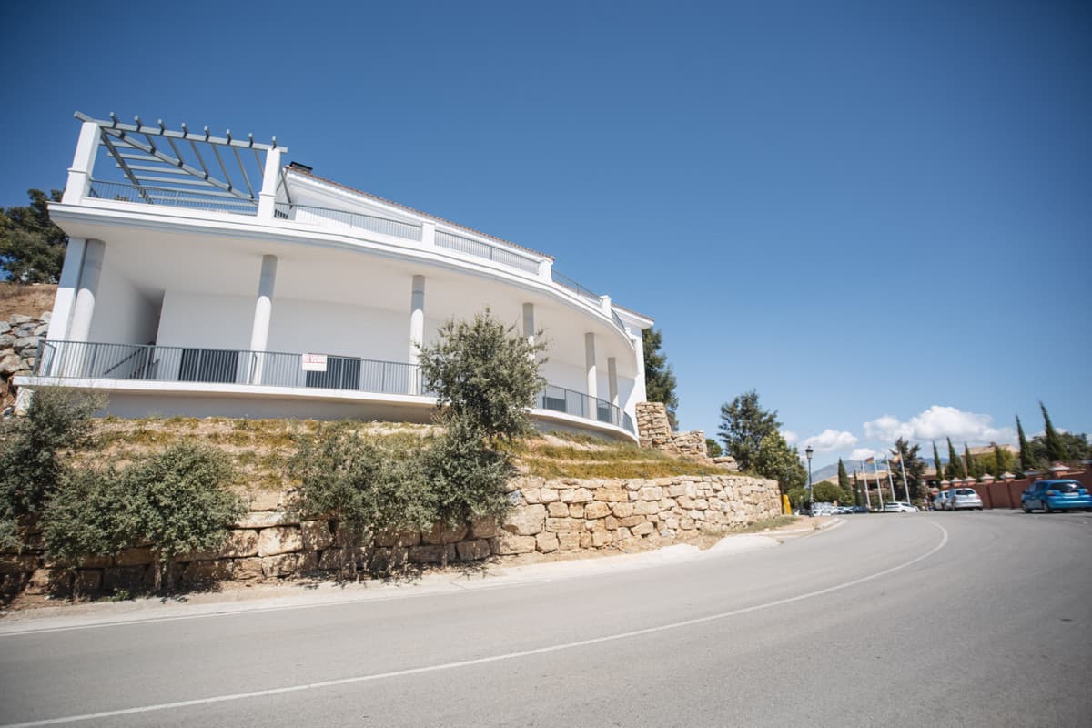 NEW BUILDING, GREAT INVESTMENT OPPORTUNITY Social Club authorized for sports and hotel use, spectacular location very cl