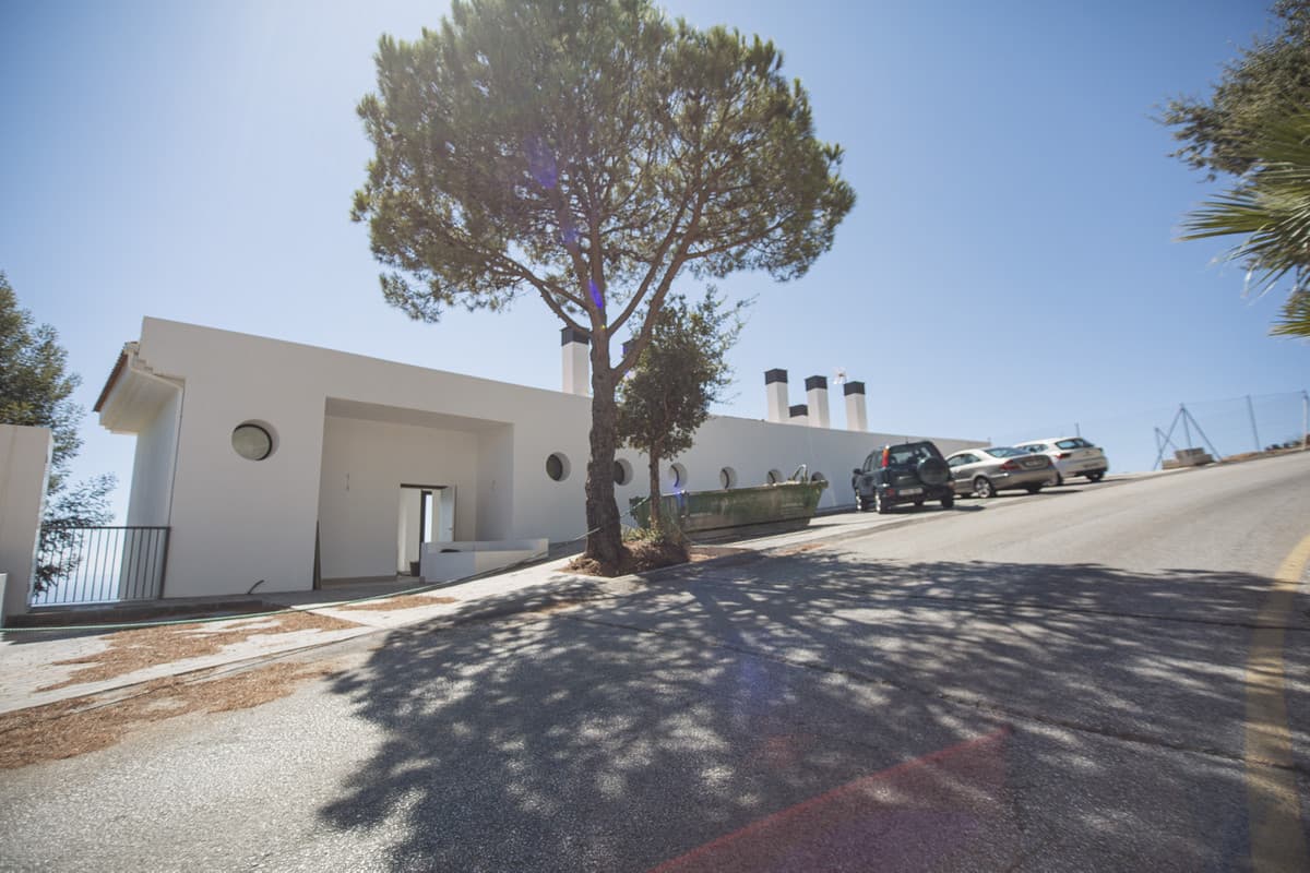 NEW BUILDING, GREAT INVESTMENT OPPORTUNITY Social Club authorized for sports and hotel use, spectacular location very cl