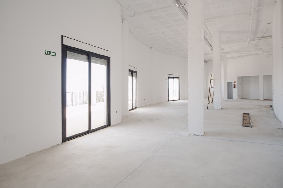 NEW BUILDING, GREAT INVESTMENT OPPORTUNITY Social Club authorized for sports and hotel use, spectacular location very cl