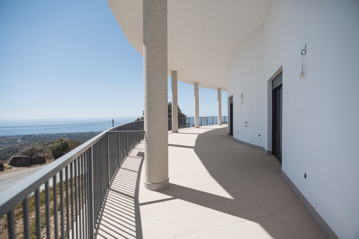 NEW BUILDING, GREAT INVESTMENT OPPORTUNITY Social Club authorized for sports and hotel use, spectacular location very cl