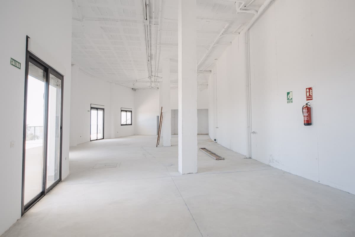 NEW BUILDING, GREAT INVESTMENT OPPORTUNITY Social Club authorized for sports and hotel use, spectacular location very cl