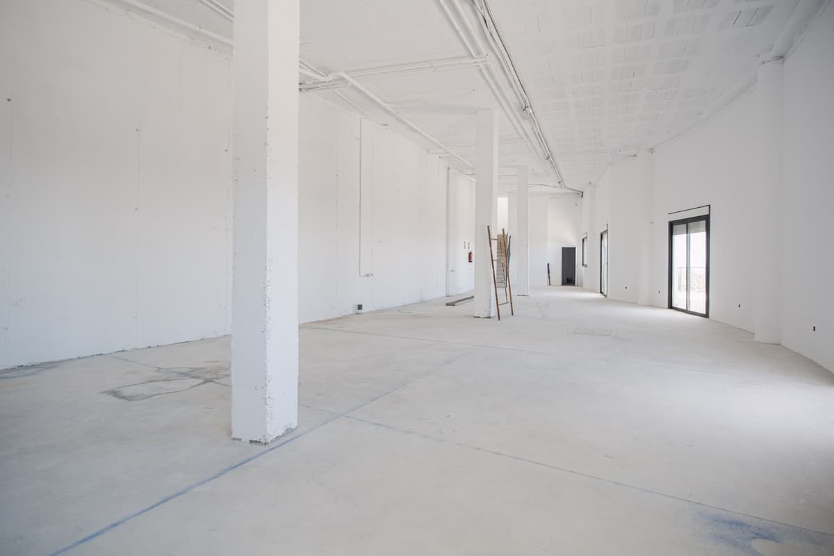 NEW BUILDING, GREAT INVESTMENT OPPORTUNITY Social Club authorized for sports and hotel use, spectacular location very cl