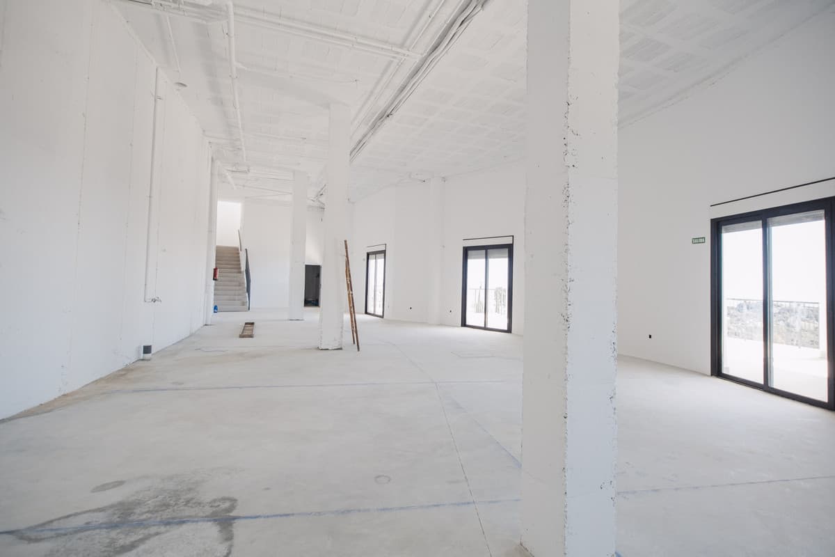 NEW BUILDING, GREAT INVESTMENT OPPORTUNITY Social Club authorized for sports and hotel use, spectacular location very cl