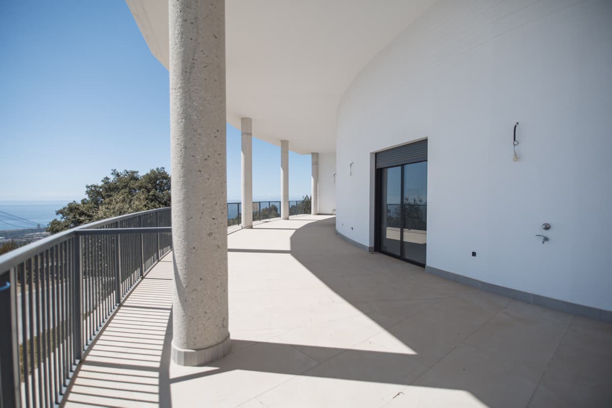 NEW BUILDING, GREAT INVESTMENT OPPORTUNITY Social Club authorized for sports and hotel use, spectacular location very cl