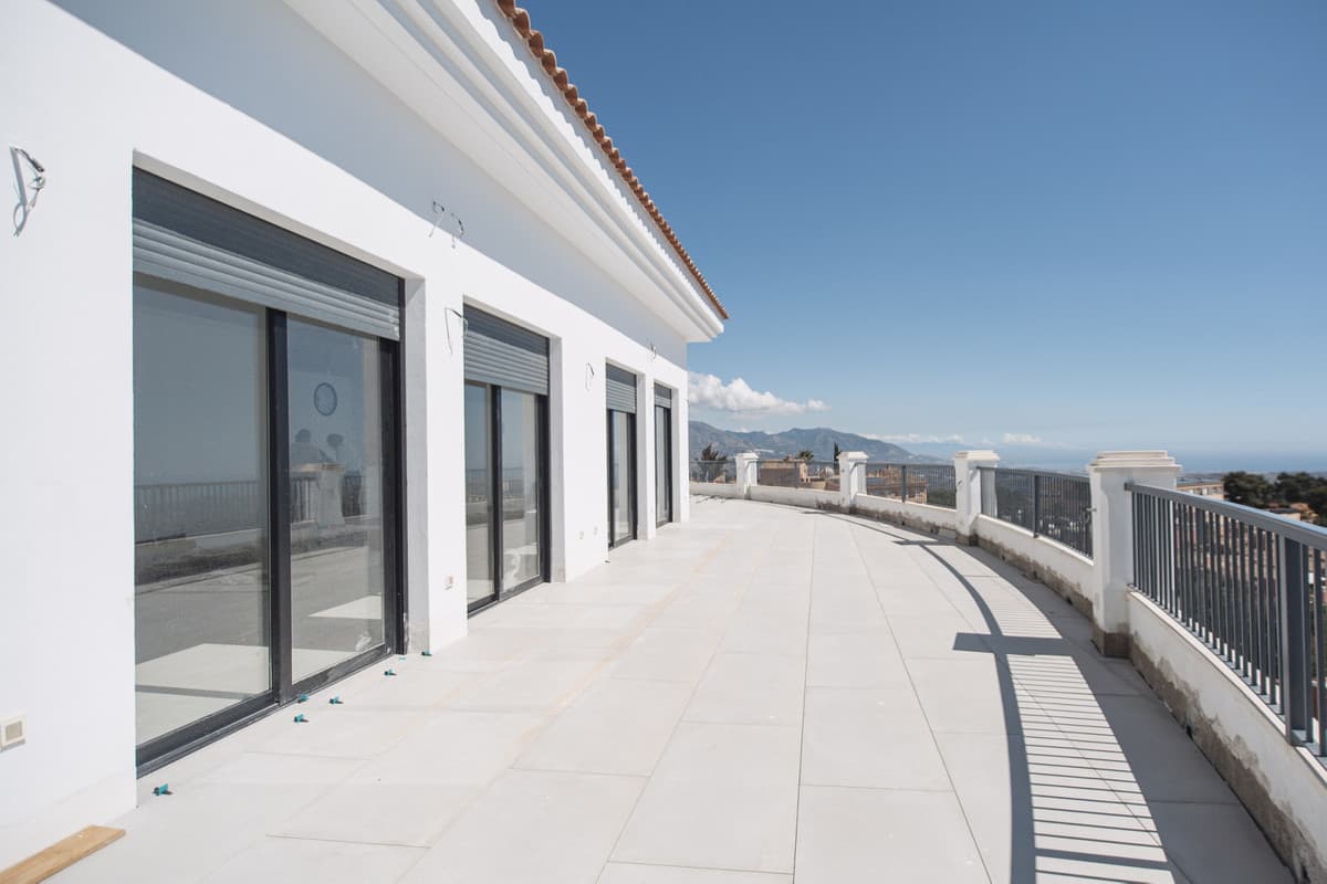 NEW BUILDING, GREAT INVESTMENT OPPORTUNITY Social Club authorized for sports and hotel use, spectacular location very cl