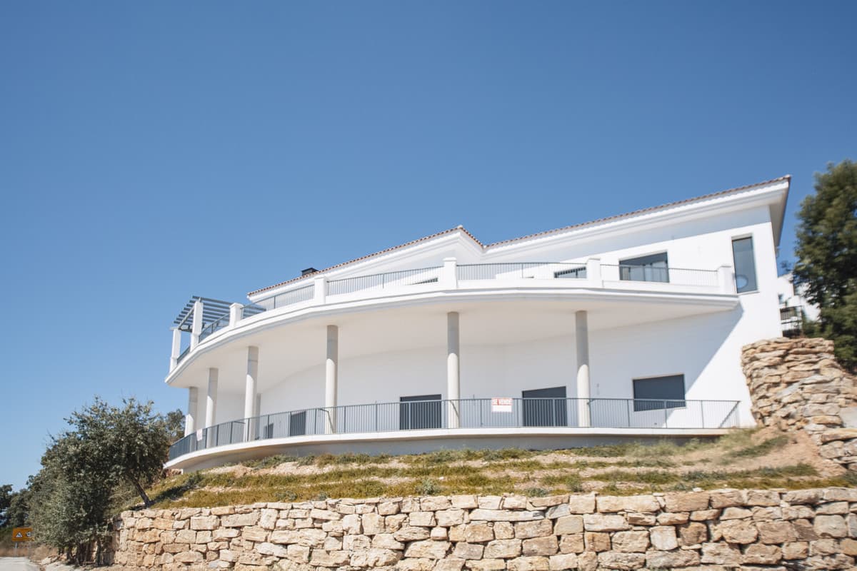 NEW BUILDING, GREAT INVESTMENT OPPORTUNITY Social Club authorized for sports and hotel use, spectacular location very cl