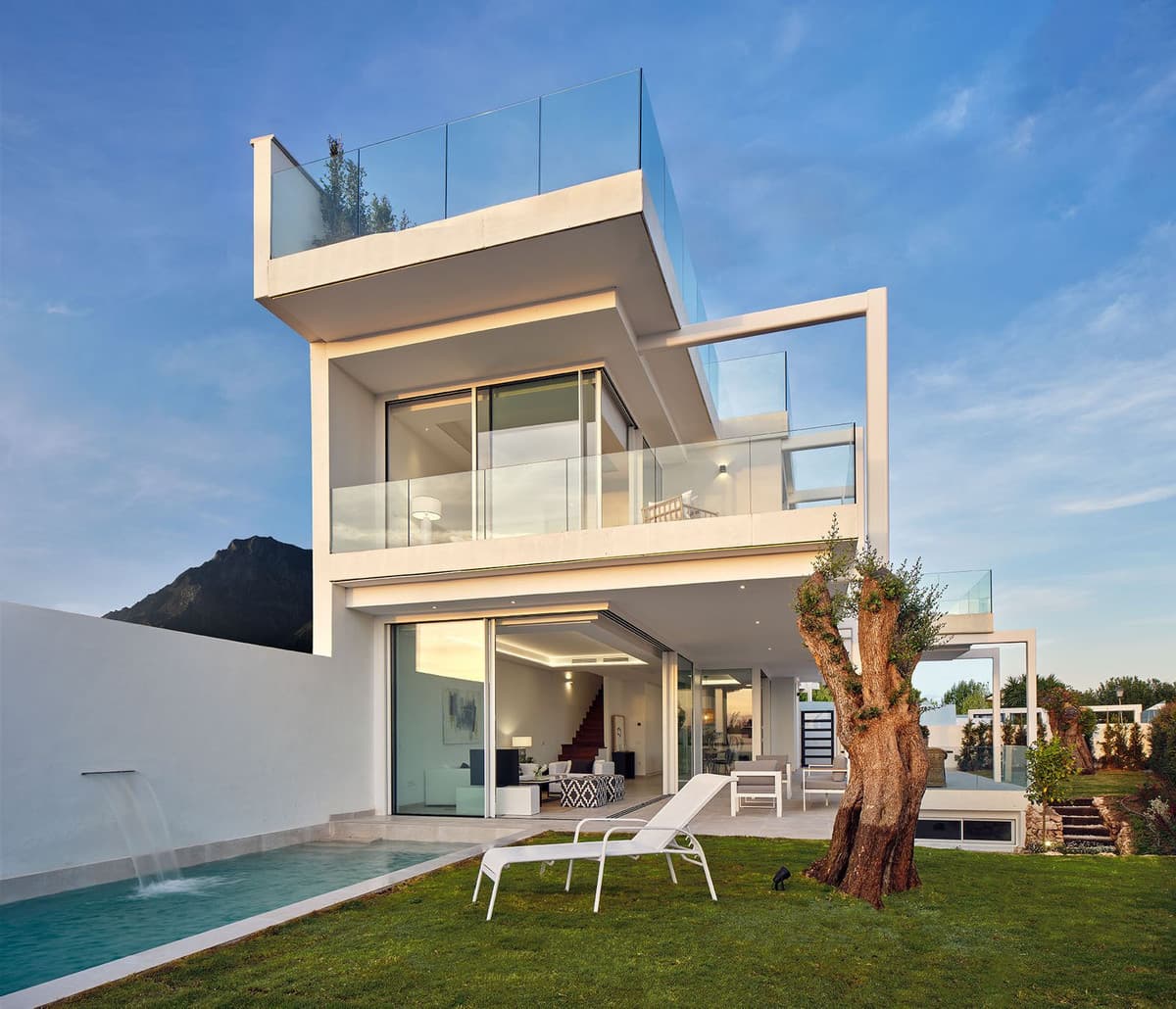 Elegant contemporary corner Villa within a gated community with sea views