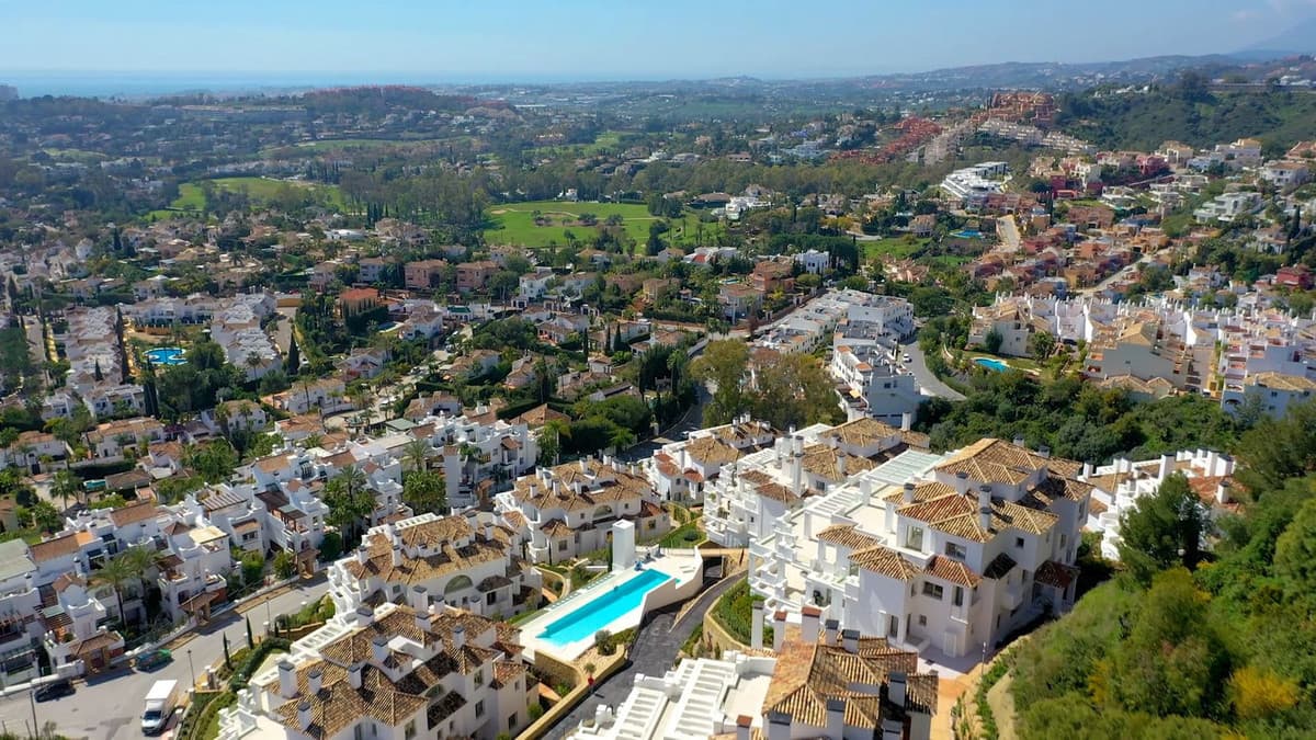 PROPIEDAD DE LUJO CON VISTAS AL MAR Bienvenidos a esta magnífica propiedad en venta en la exclusiva zona de Nueva Andalu