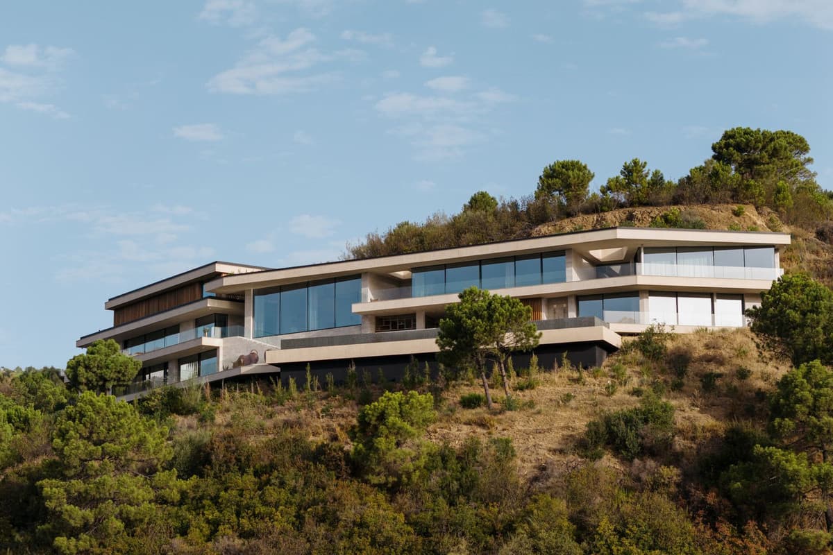 Villa till salu i Monte Mayor, Benahavis Denna toppmoderna, helt nya villa är en dold pärla som erbjuds till försäljning