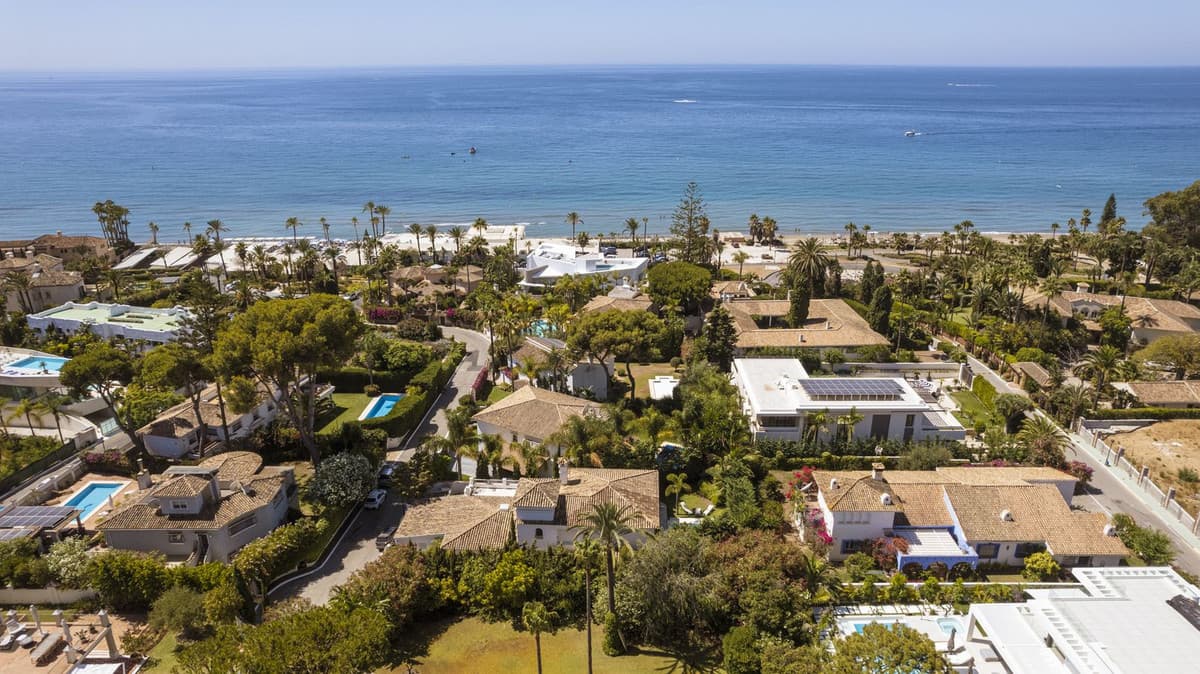 Villa de Lujo en la Prestigiosa Zona de Los Monteros Playa Situada a solo 60 metros de la playa en Los Monteros Playa y
