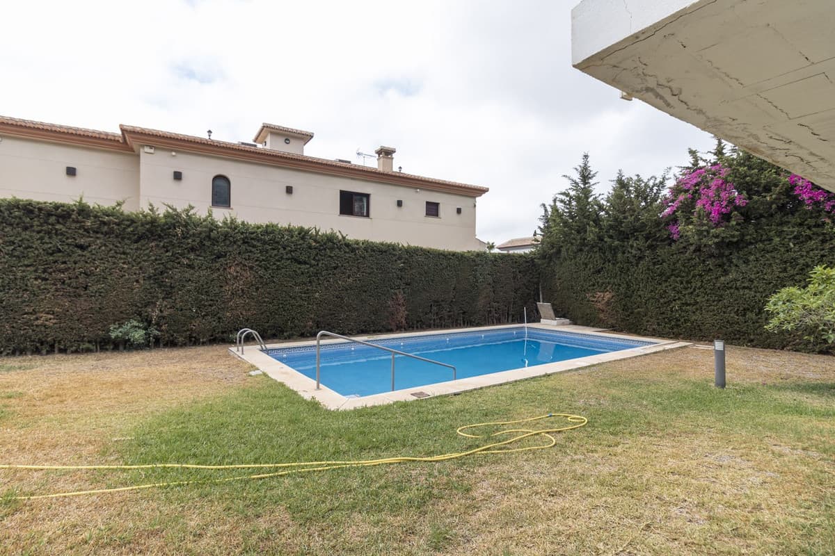 Detached villa on a plot of 1500 square meters, the house has 120 useful meters and has a private garden with a beautifu