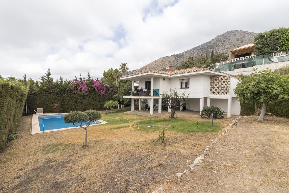 Detached villa on a plot of 1500 square meters, the house has 120 useful meters and has a private garden with a beautifu