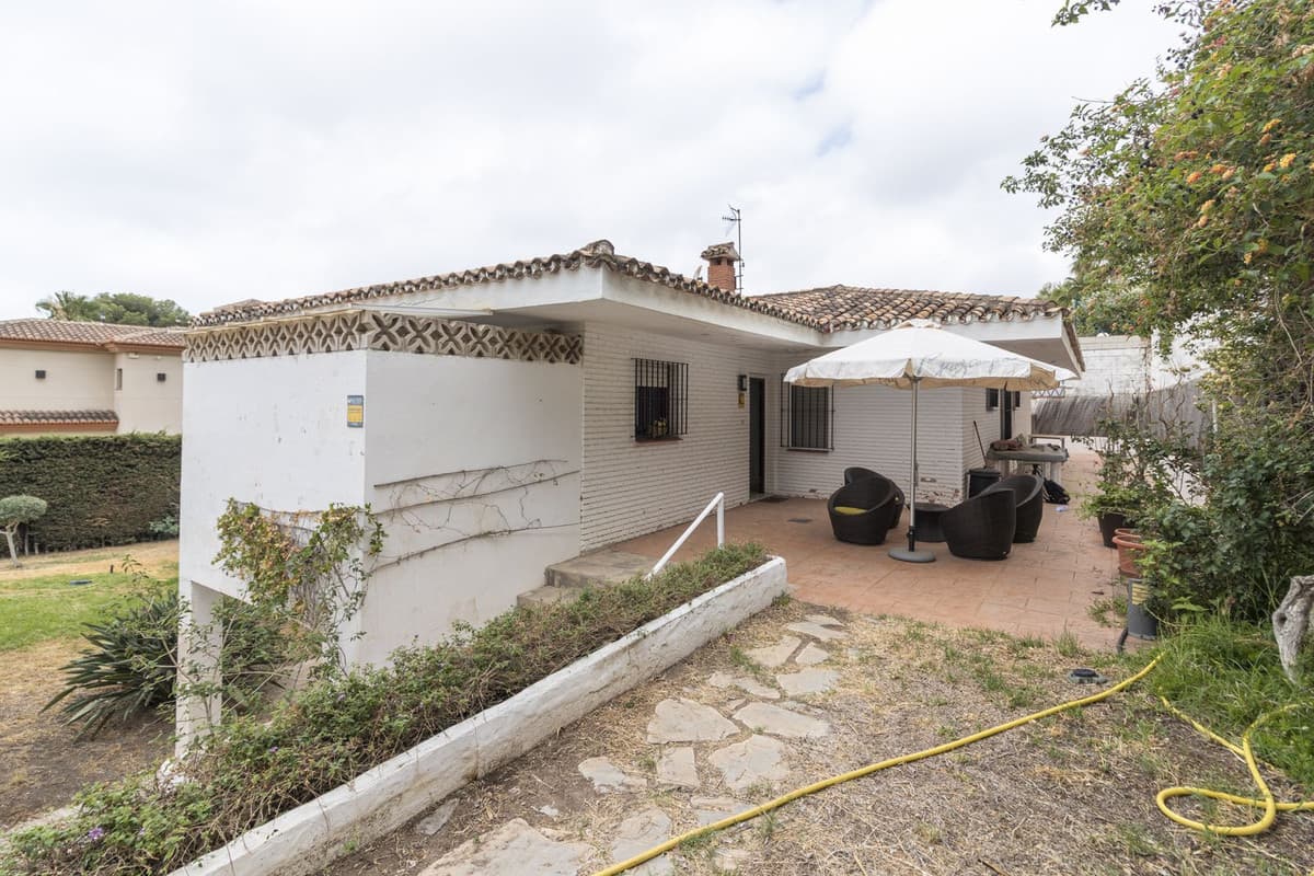 Detached villa on a plot of 1500 square meters, the house has 120 useful meters and has a private garden with a beautifu