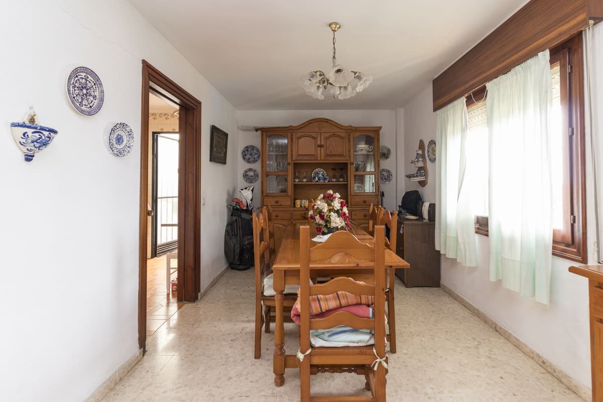 Detached villa on a plot of 1500 square meters, the house has 120 useful meters and has a private garden with a beautifu