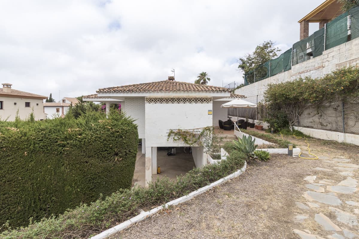 Detached villa on a plot of 1500 square meters, the house has 120 useful meters and has a private garden with a beautifu