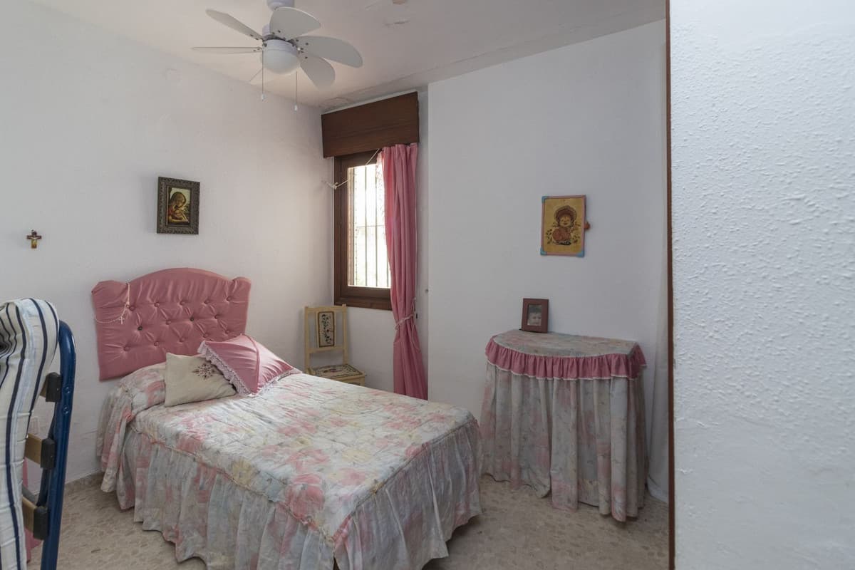 Detached villa on a plot of 1500 square meters, the house has 120 useful meters and has a private garden with a beautifu