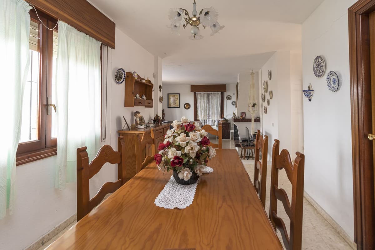 Detached villa on a plot of 1500 square meters, the house has 120 useful meters and has a private garden with a beautifu