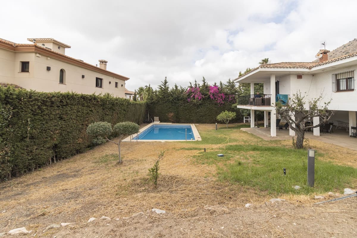 Detached villa on a plot of 1500 square meters, the house has 120 useful meters and has a private garden with a beautifu