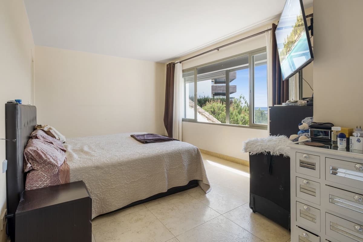 This luxurious duplex penthouse is strategically located in Tee 5, Benahavis, Málaga, offering an impressive combination
