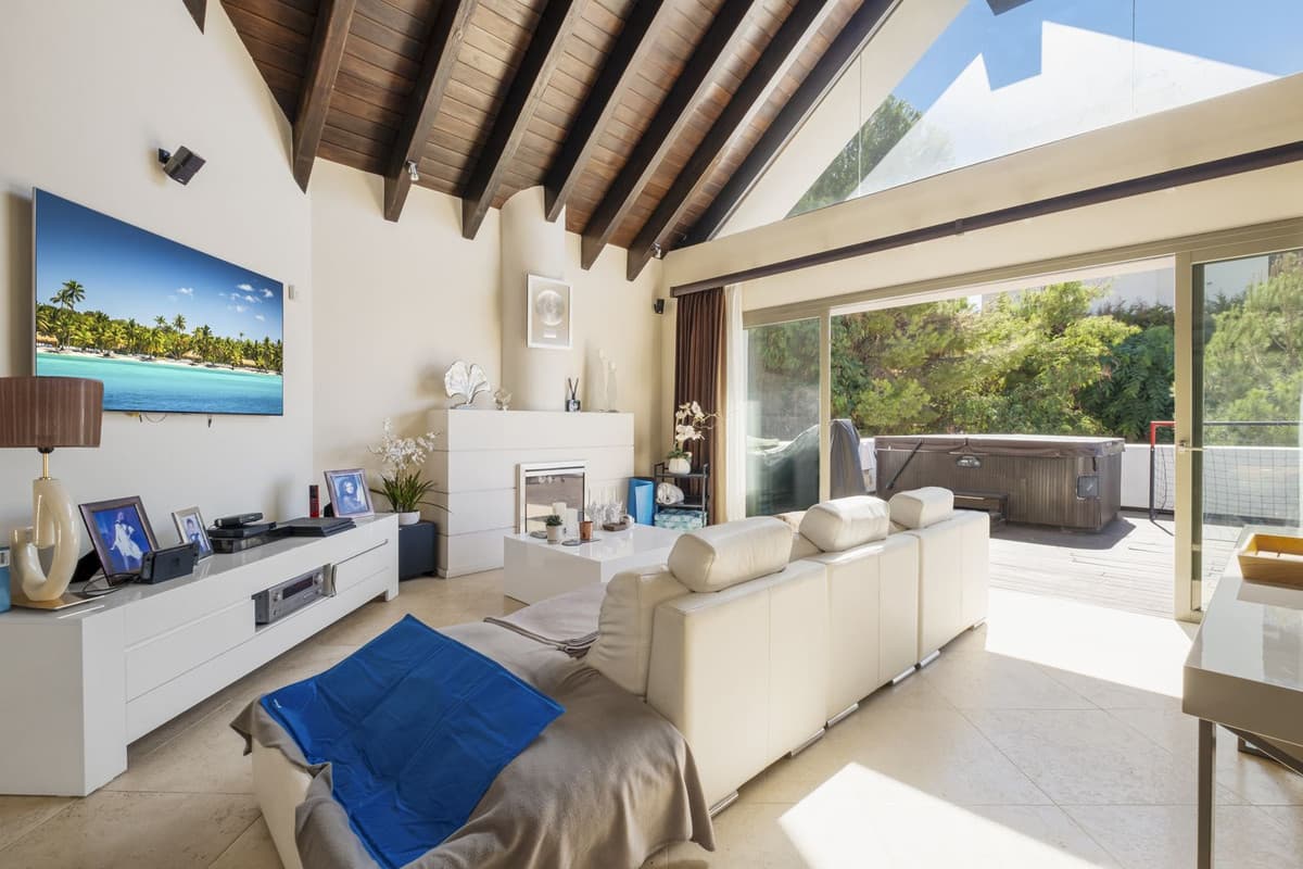 This luxurious duplex penthouse is strategically located in Tee 5, Benahavis, Málaga, offering an impressive combination