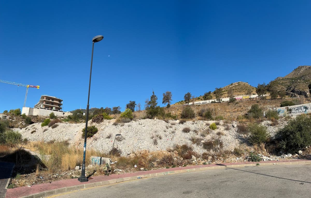 Final plot with frontal and panoramic sea views, adjacent to the golf course in Benalmádena
