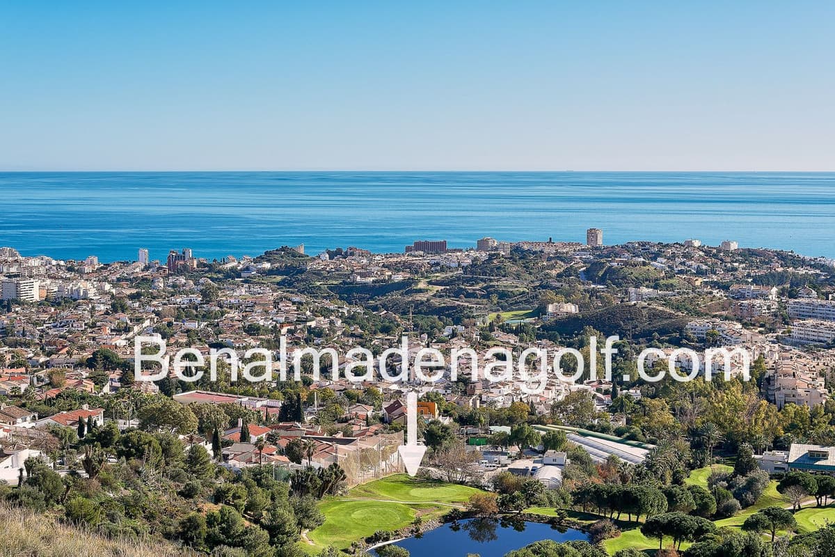 Final plot with frontal and panoramic sea views, adjacent to the golf course in Benalmádena