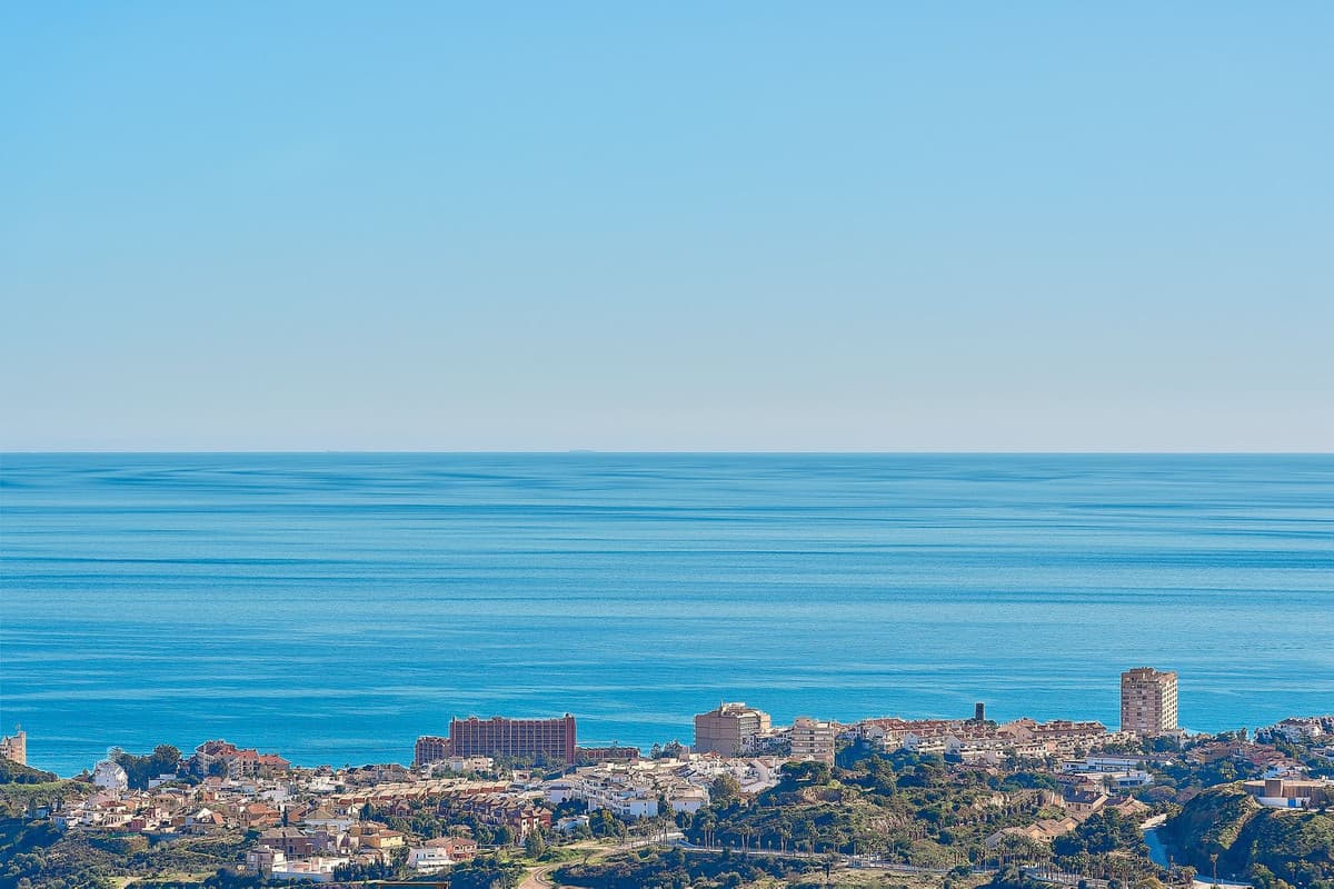 Final plot with frontal and panoramic sea views, adjacent to the golf course in Benalmádena