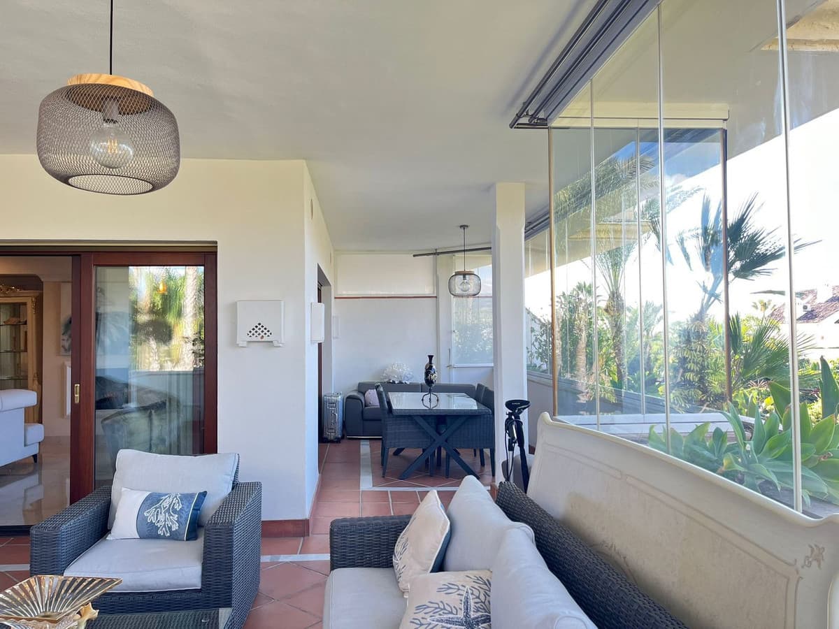 Encantador apartamento en esquina, ubicado una prestigiosa urbanización en la Milla de Oro de Marbella