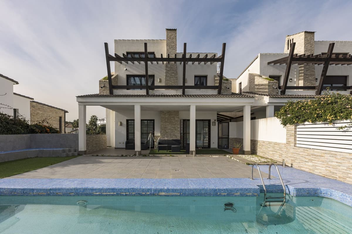 Beautiful Semi-Detached Villa with Views to Valle Romano Golf for Sale This exquisitely designed villa is located in the