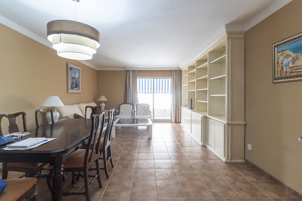 Excelente piso de tres dormitorios en Marbella, el piso consta de 178 metros que se distribuyen al ingresar en un amplio