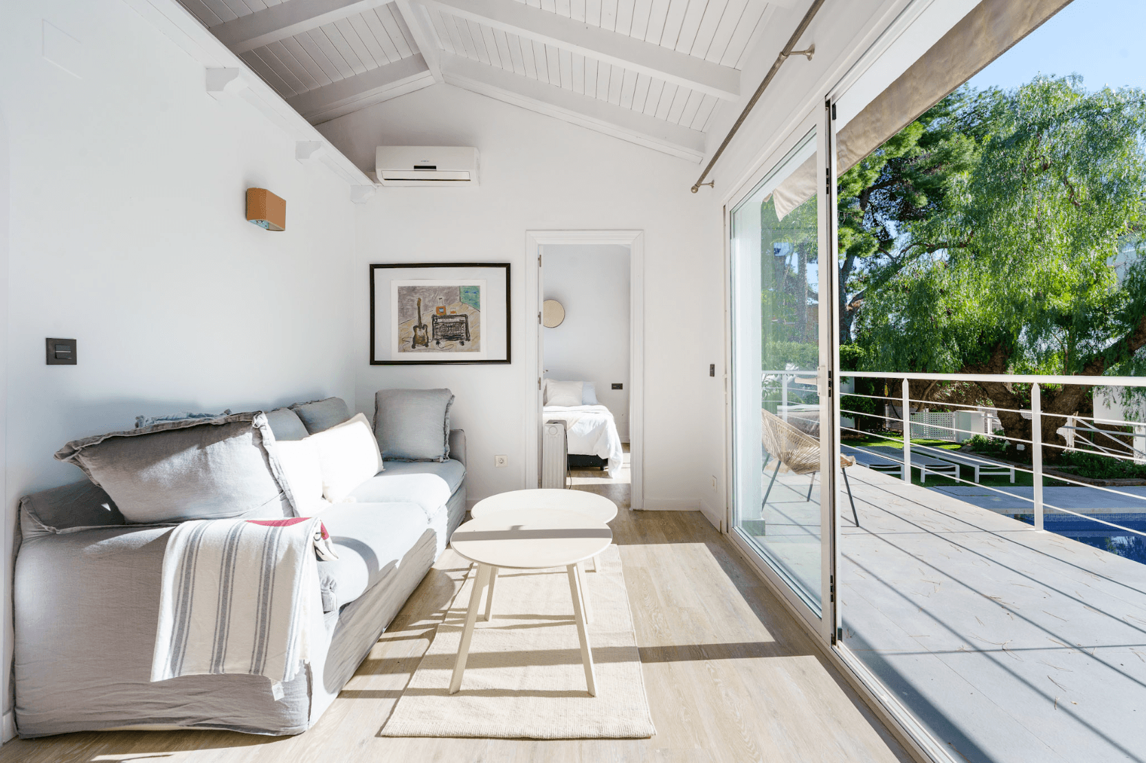 Located in the heart of Nueva Andalucía, this modern villa is situated about 2 km from Puerto Banús, with its wide range