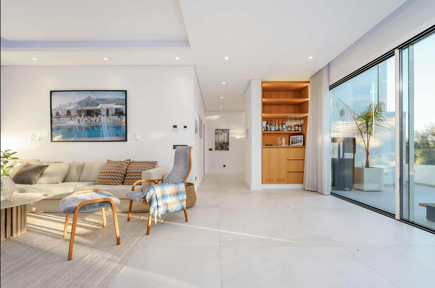 Located in the heart of Nueva Andalucía, this modern villa is situated about 2 km from Puerto Banús, with its wide range