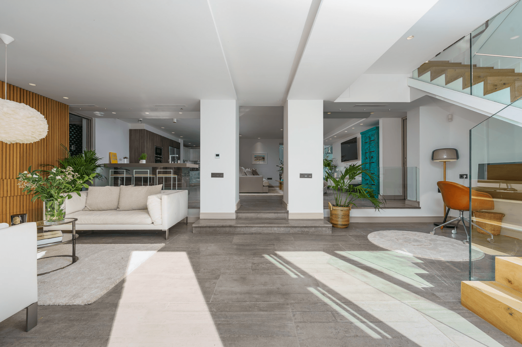 Located in the heart of Nueva Andalucía, this modern villa is situated about 2 km from Puerto Banús, with its wide range