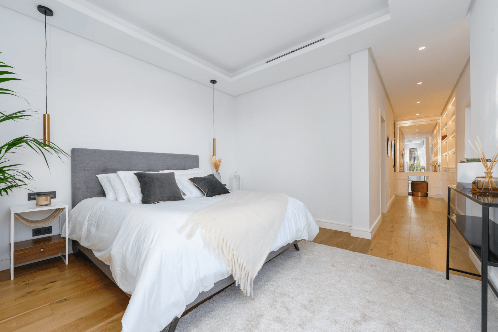 Located in the heart of Nueva Andalucía, this modern villa is situated about 2 km from Puerto Banús, with its wide range