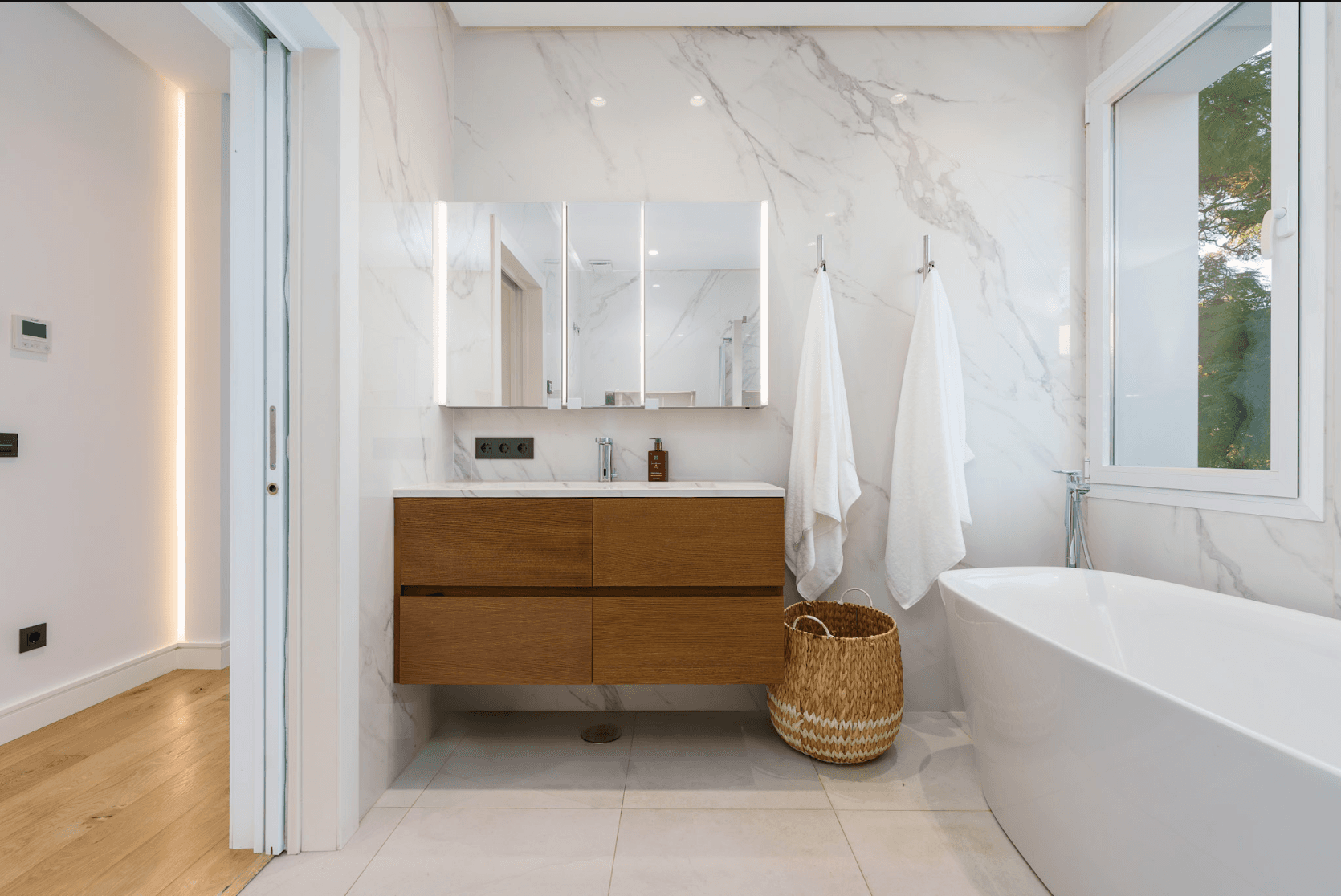 Located in the heart of Nueva Andalucía, this modern villa is situated about 2 km from Puerto Banús, with its wide range