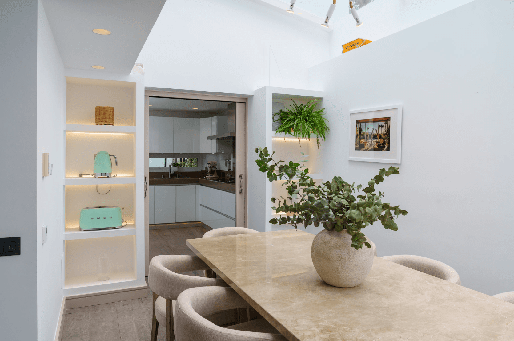 Located in the heart of Nueva Andalucía, this modern villa is situated about 2 km from Puerto Banús, with its wide range