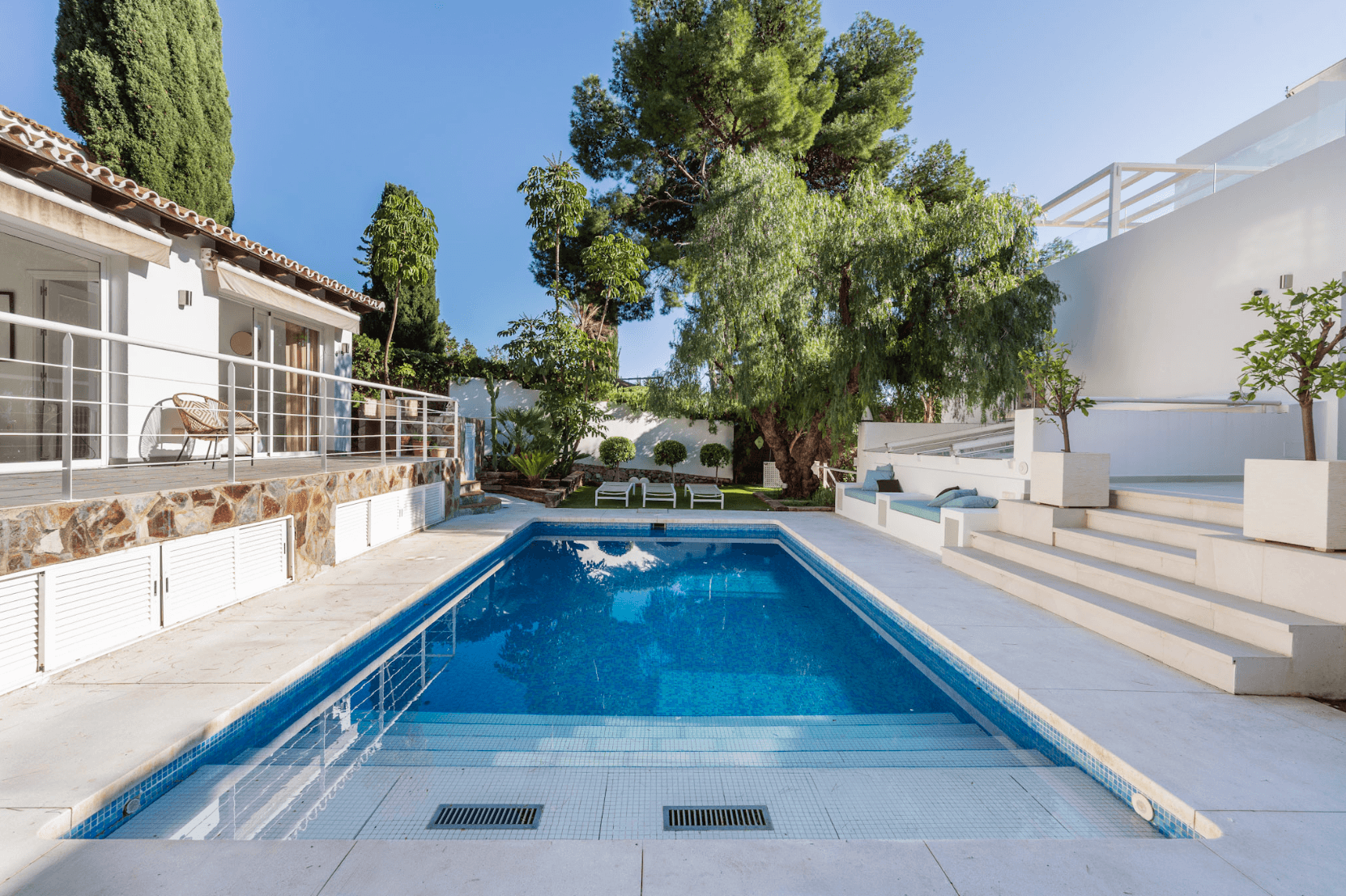 Located in the heart of Nueva Andalucía, this modern villa is situated about 2 km from Puerto Banús, with its wide range