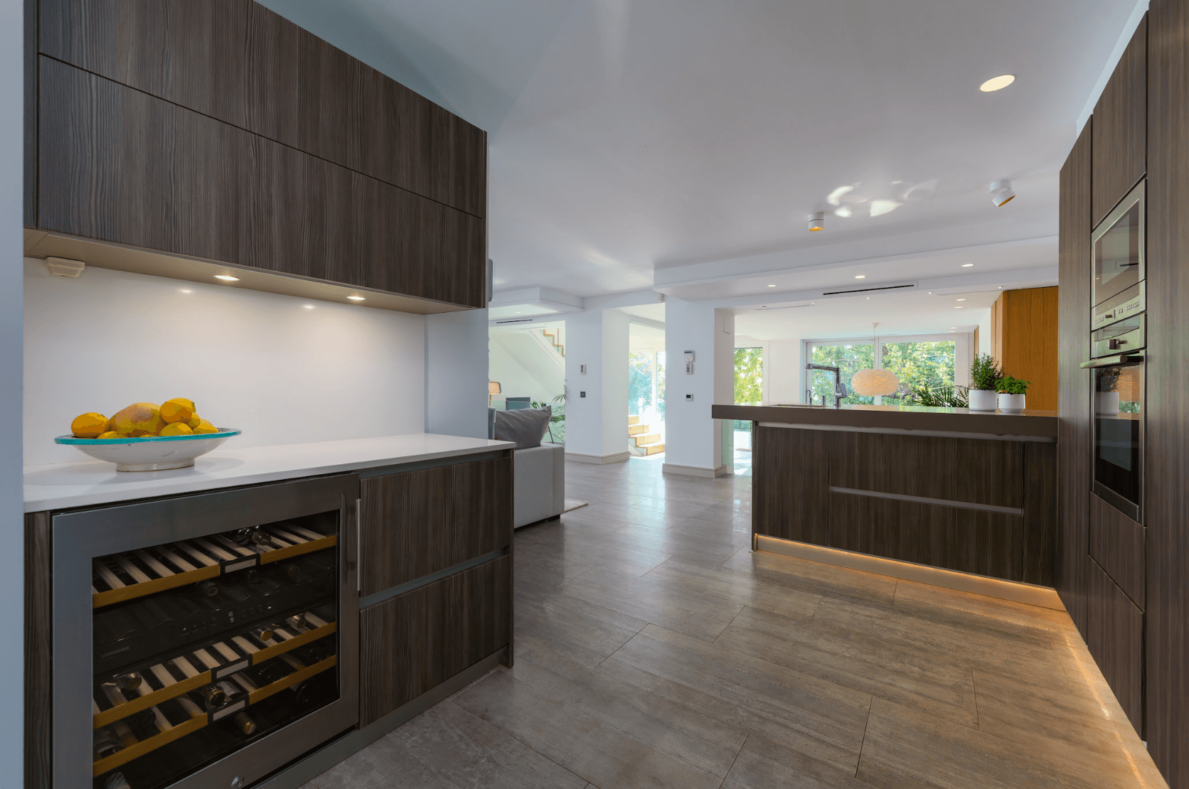 Located in the heart of Nueva Andalucía, this modern villa is situated about 2 km from Puerto Banús, with its wide range
