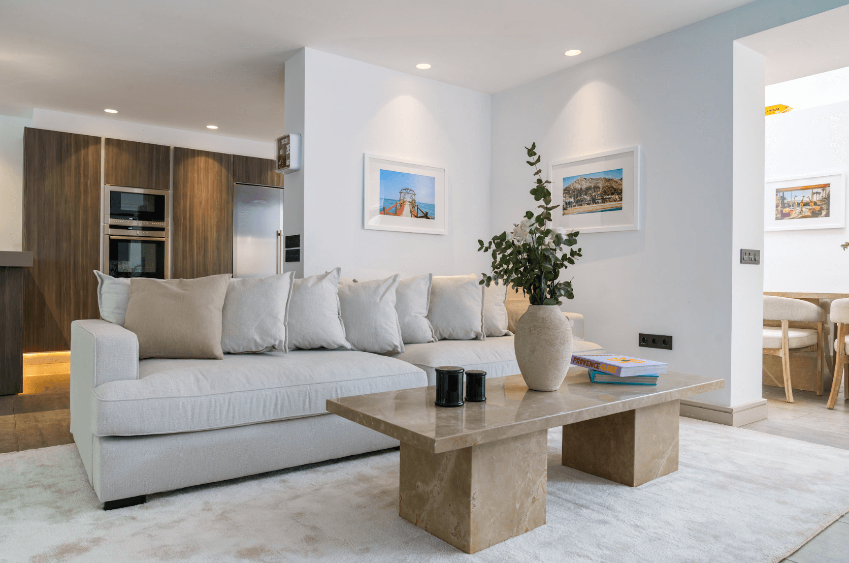 Located in the heart of Nueva Andalucía, this modern villa is situated about 2 km from Puerto Banús, with its wide range