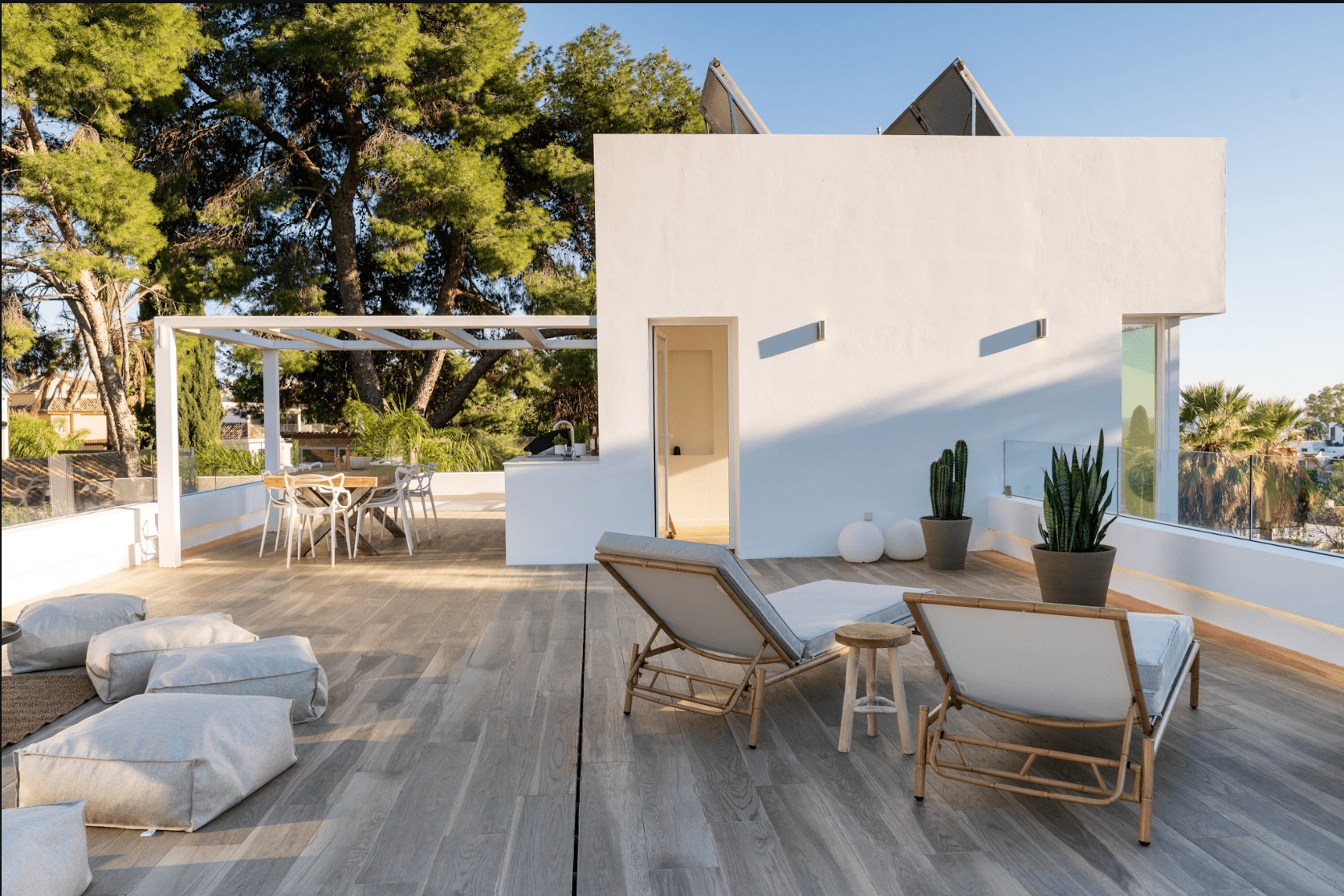 Located in the heart of Nueva Andalucía, this modern villa is situated about 2 km from Puerto Banús, with its wide range